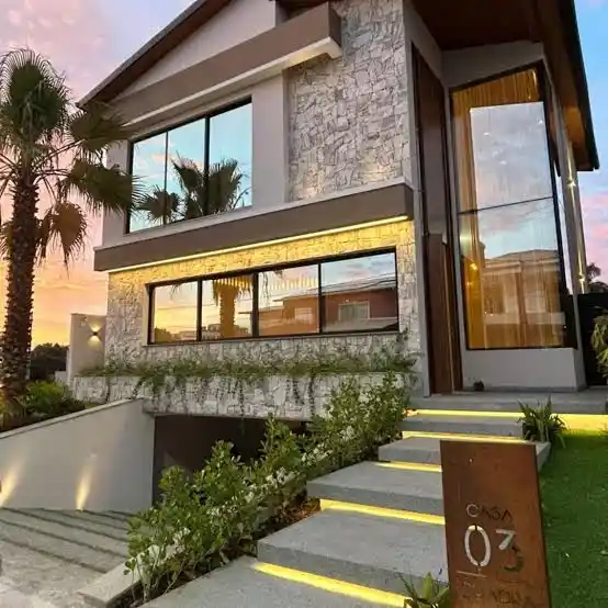fachada-casa-moderna-entrada-iluminada.webp