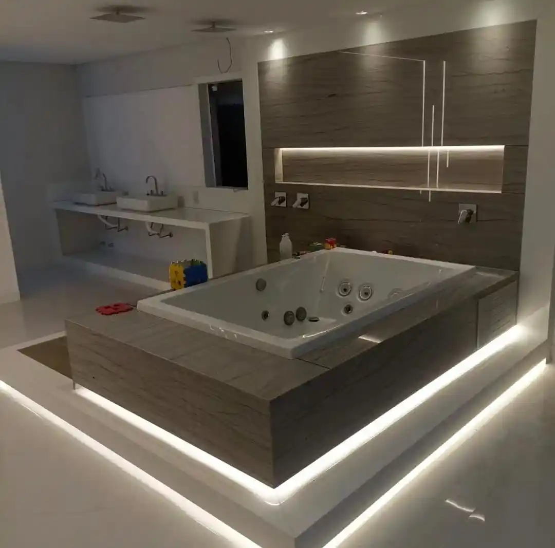 banheiro-luxo-banheira-hidromassagem.webp